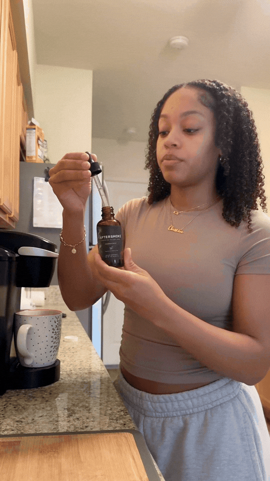 Short looping tutorial: shaking the bottle, filling the dropper to 2 mL, and taking it under the tongue